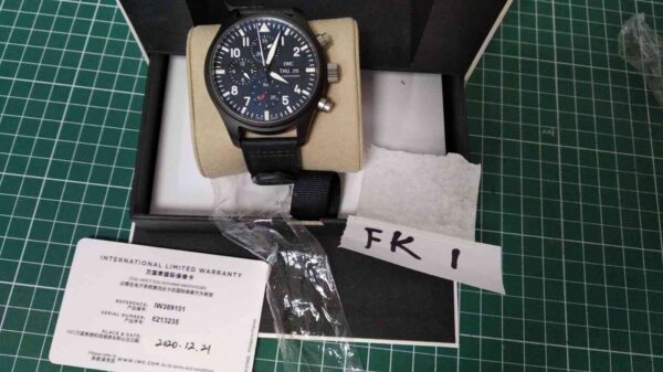 11842 - IWC - IW389101 - pre-owned conditions with MINOR signs of usage - Card & Box