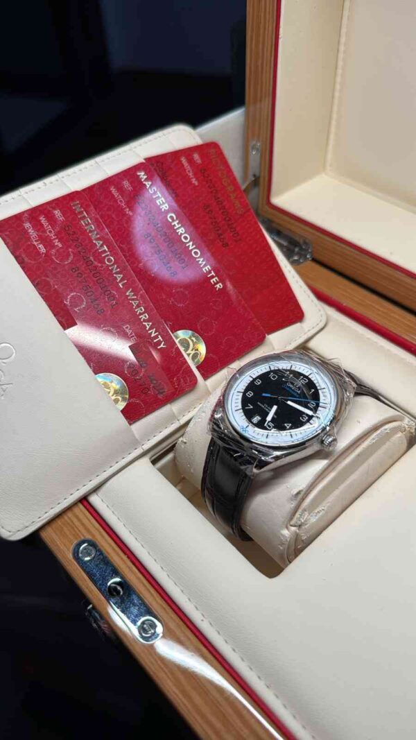 11902 - Omega - 522.32.40.20.01.001 - pre-owned conditions with MINOR signs of usage - Card & Box