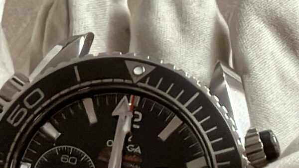 11256 - Omega - 215.33.46.51.01.001 - pre-owned conditions with MINOR signs of usage - Card & Box - Image 10