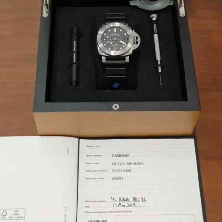 12134 - Panerai - PAM00682 - pre-owned conditions with MINOR signs of usage - Card & Box