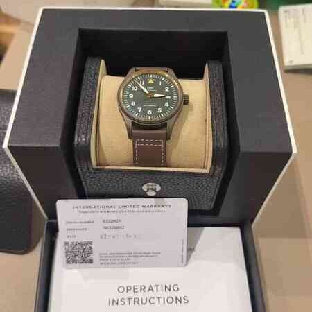 12106 - IWC - IW326802 - pre-owned conditions with MINOR signs of usage - Card & Box