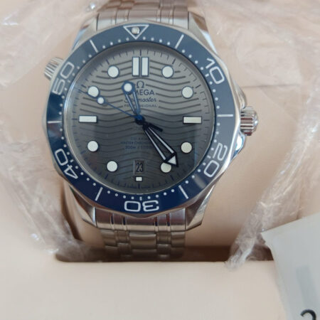 11711 - Omega - 210.30.42.20.06.001 - pre-owned conditions with MINOR signs of usage - Card & Box