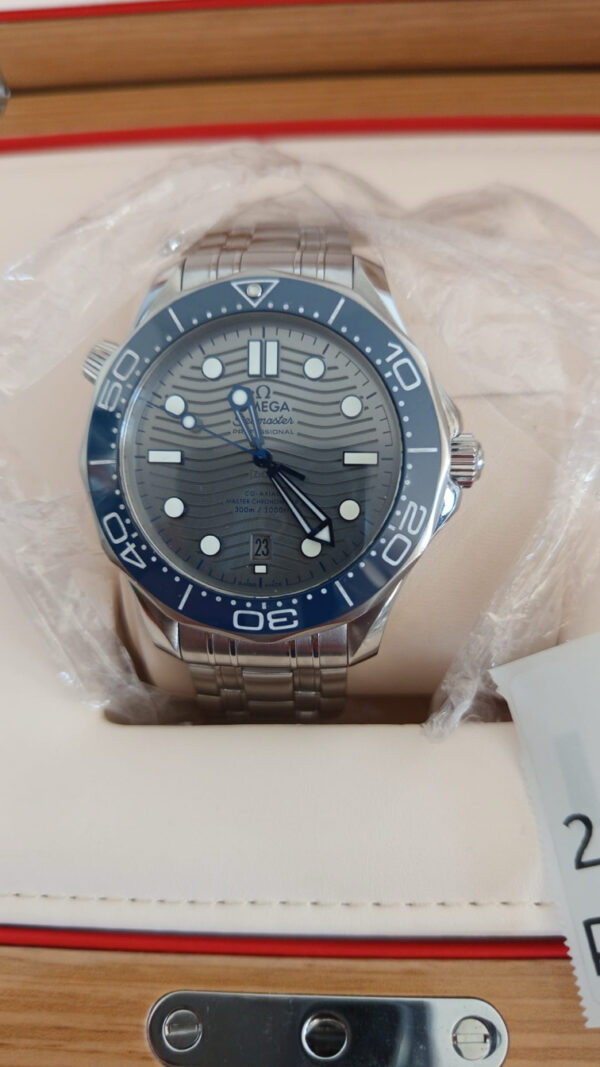 11711 - Omega - 210.30.42.20.06.001 - pre-owned conditions with MINOR signs of usage - Card & Box