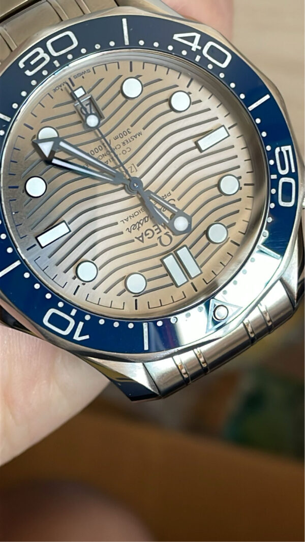 11711 - Omega - 210.30.42.20.06.001 - pre-owned conditions with MINOR signs of usage - Card & Box - Image 7