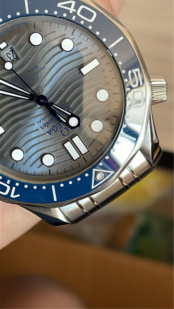 11711 - Omega - 210.30.42.20.06.001 - pre-owned conditions with MINOR signs of usage - Card & Box - Image 8