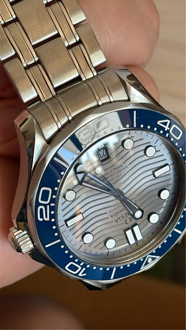 11711 - Omega - 210.30.42.20.06.001 - pre-owned conditions with MINOR signs of usage - Card & Box - Image 9
