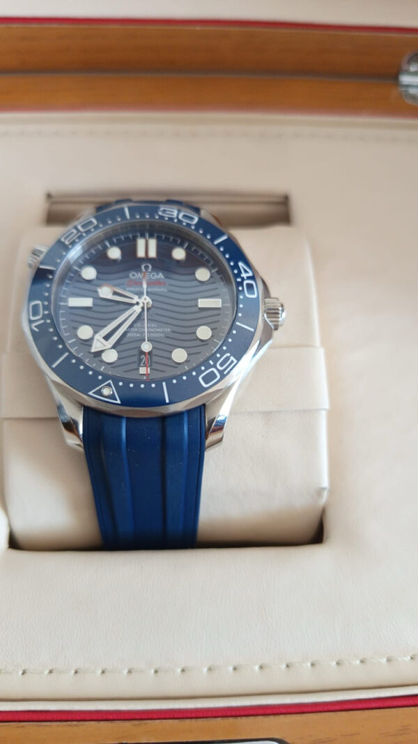 11705 - Omega - 210.32.42.20.03.001 - pre-owned conditions with MINOR signs of usage - Card & Box - Image 3