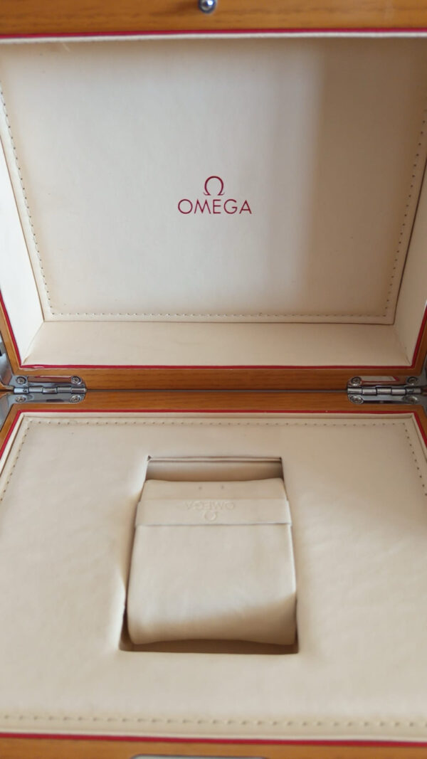 11705 - Omega - 210.32.42.20.03.001 - pre-owned conditions with MINOR signs of usage - Card & Box - Image 4