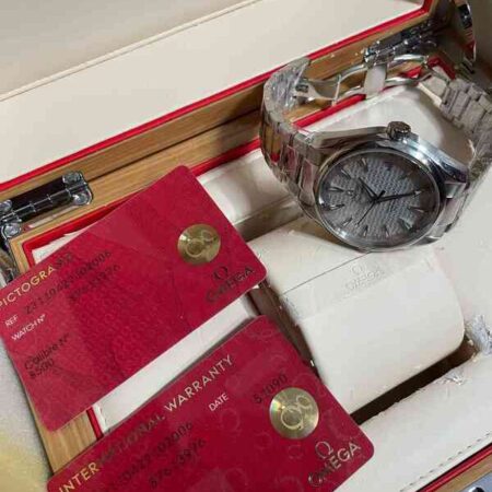 12206 - Omega - 231.10.42.21.02.006 - pre-owned conditions with MINOR signs of usage - Card & Box