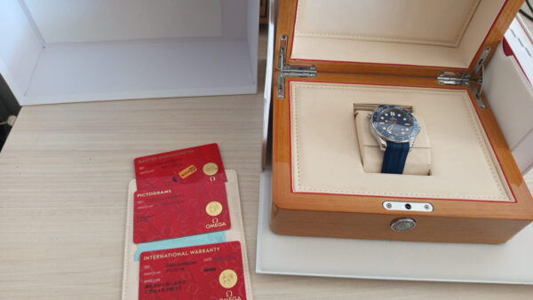11705 - Omega - 210.32.42.20.03.001 - pre-owned conditions with MINOR signs of usage - Card & Box - Image 7