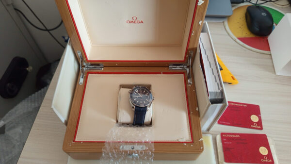11597 - Omega - 215.33.40.20.03.001 - pre-owned conditions with MINOR signs of usage - Card & Box - Image 3