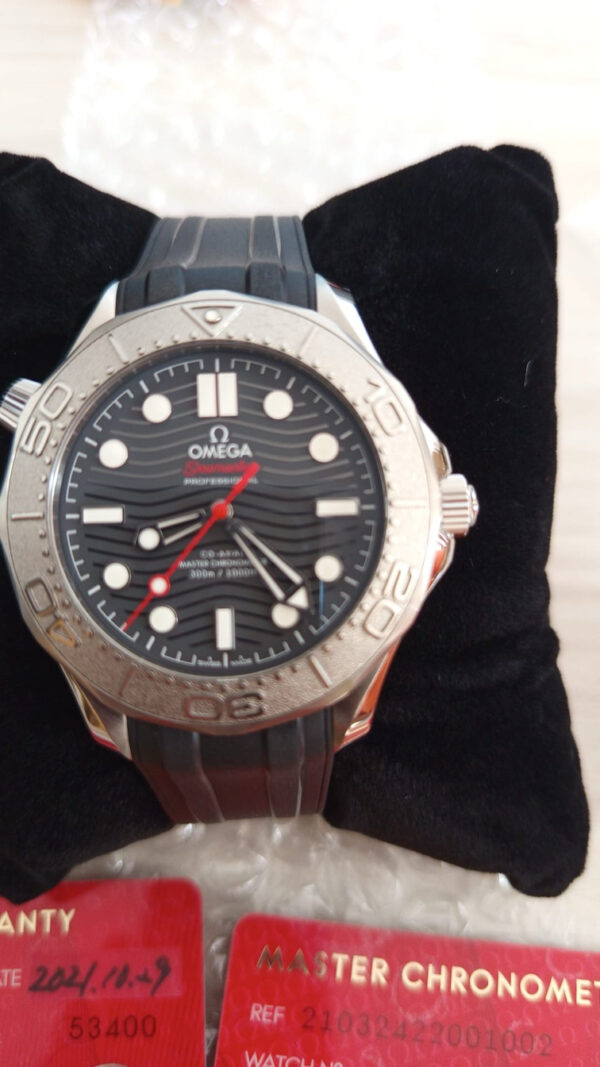 11576 - Omega - 210.32.42.20.01.002 - pre-owned conditions with MINOR signs of usage - With Card - Image 2