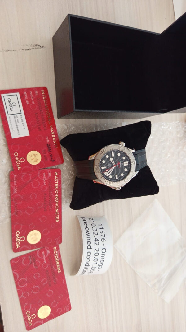 11576 - Omega - 210.32.42.20.01.002 - pre-owned conditions with MINOR signs of usage - With Card - Image 6