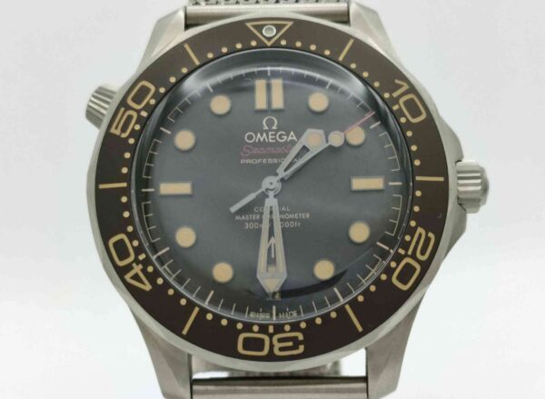 11562 - Omega - 210.90.42.20.01.001 - pre-owned conditions with MINOR signs of usage - With Card