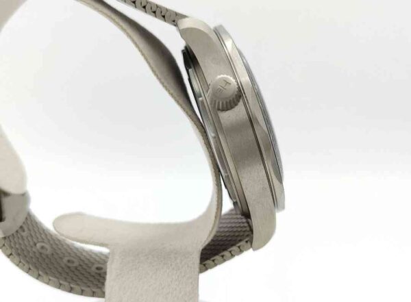11562 - Omega - 210.90.42.20.01.001 - pre-owned conditions with MINOR signs of usage - With Card - Image 2