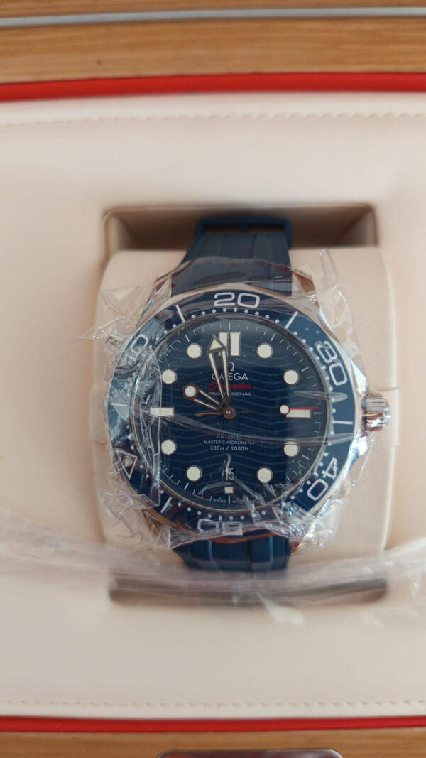 11523 - Omega - 210.32.42.20.03.001 - pre-owned conditions with MINOR signs of usage - Card & Box