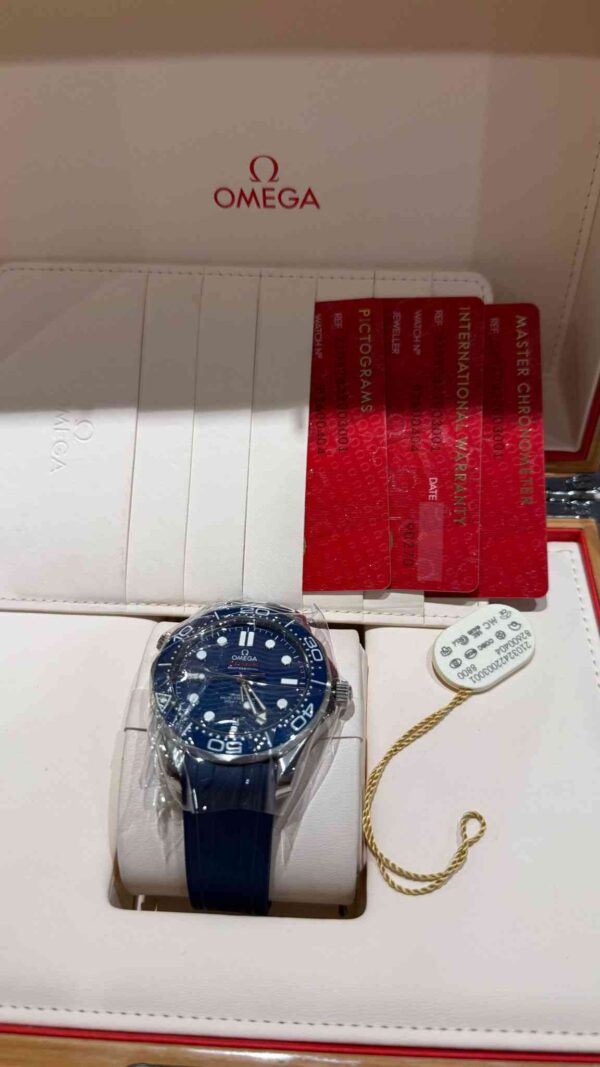 11523 - Omega - 210.32.42.20.03.001 - pre-owned conditions with MINOR signs of usage - Card & Box - Image 2