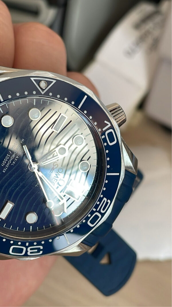 11523 - Omega - 210.32.42.20.03.001 - pre-owned conditions with MINOR signs of usage - Card & Box - Image 4