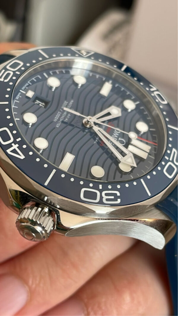 11523 - Omega - 210.32.42.20.03.001 - pre-owned conditions with MINOR signs of usage - Card & Box - Image 7