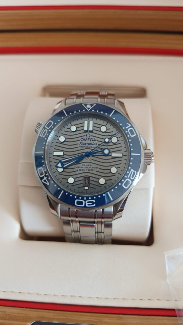 11486 - Omega - 210.30.42.20.06.001 - pre-owned conditions with MINOR signs of usage - Card & Box - Image 7