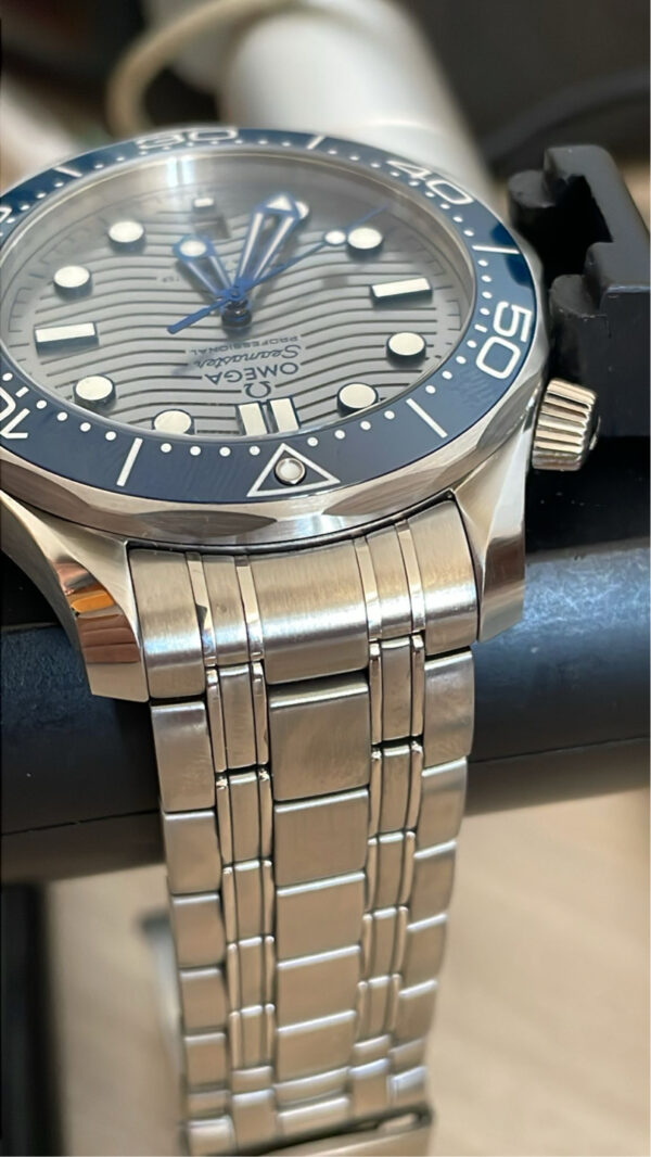 11486 - Omega - 210.30.42.20.06.001 - pre-owned conditions with MINOR signs of usage - Card & Box - Image 9
