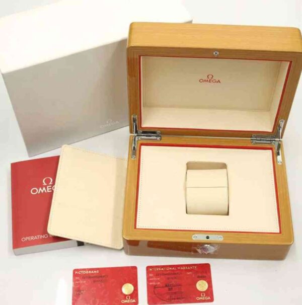 12398 - Omega - 323.30.40.40.06.001 - pre-owned conditions with MINOR signs of usage - Card & Box - Image 3