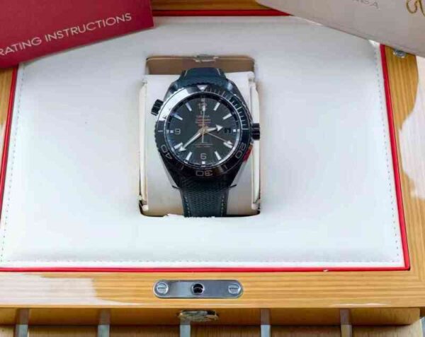 12698 - Omega - 215.92.46.22.01.001 - pre-owned conditions with MINOR signs of usage - Card & Box