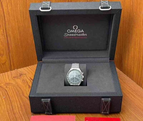 13229 - Omega - 310.30.42.50.01.002 - pre-owned conditions with MINOR signs of usage - Card & Box