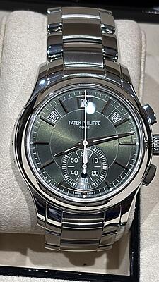 14099 - Patek Philippe - 5905/1A-001 (Green, 2022) - pre-owned conditions with MINOR signs of usage - Card & Box