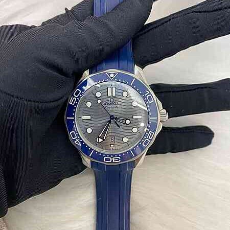 14875 - Omega - 210.32.42.20.06.001 - pre-owned conditions with MINOR signs of usage - Card & Box